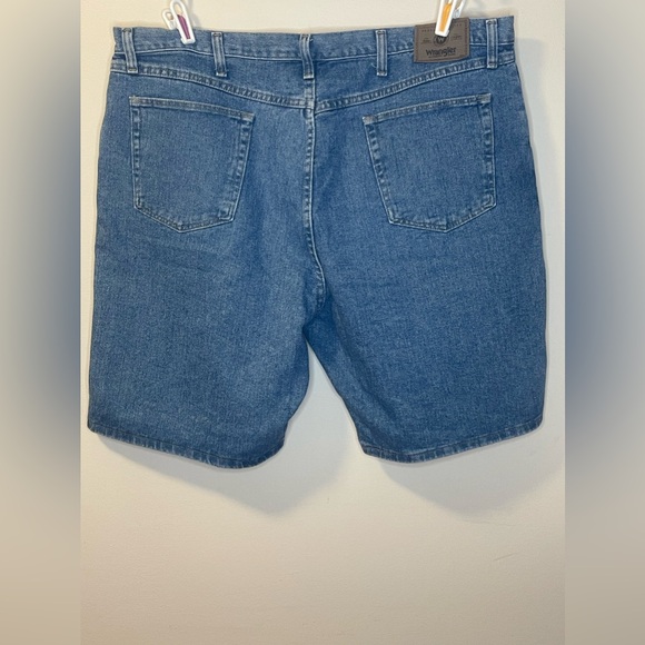 - Wrangler Men’s Relaxed Fit  Medium Wash Blue Jeans Shorts Size 42 (42x8.… - Picture 2 of 6